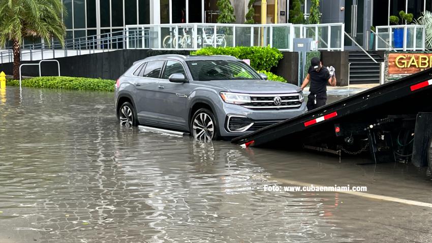 Afectaciones en varias calles de Miami producto de las inundaciones