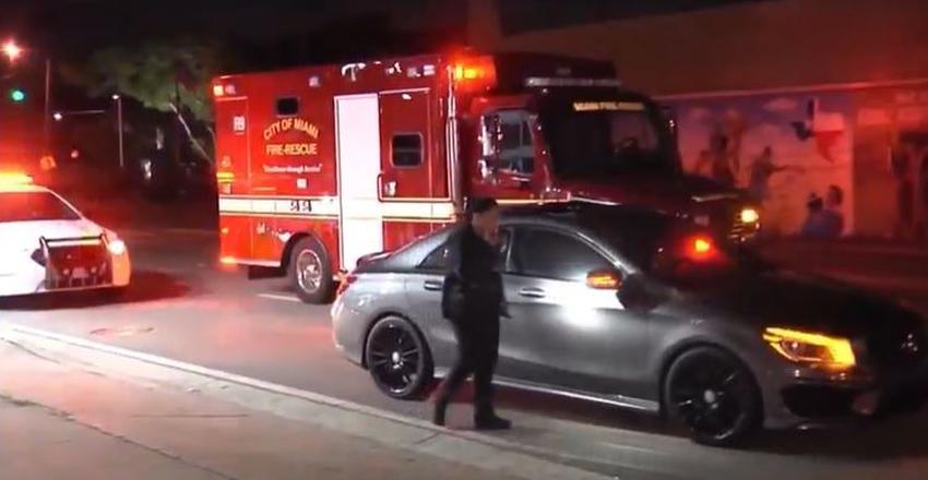 Hombre armado se sube a un vehículo y obliga a su conductor a manejar mientras intenta robarle el Mercedes