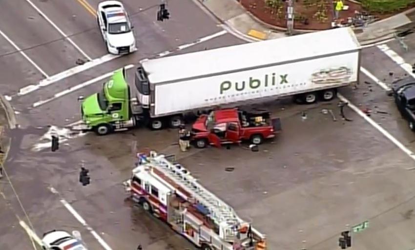 Aparatoso accidente en Miami que involucra un camión de Publix deja tres heridos