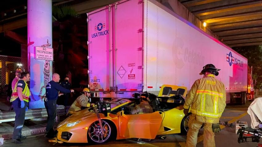 Lujoso Lamborghini queda atrapado debajo de una rastra tras accidente en el centro de Miami