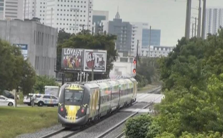 Tren Brightline impacta a un auto en Miami; el conductor es transportado al hospital
