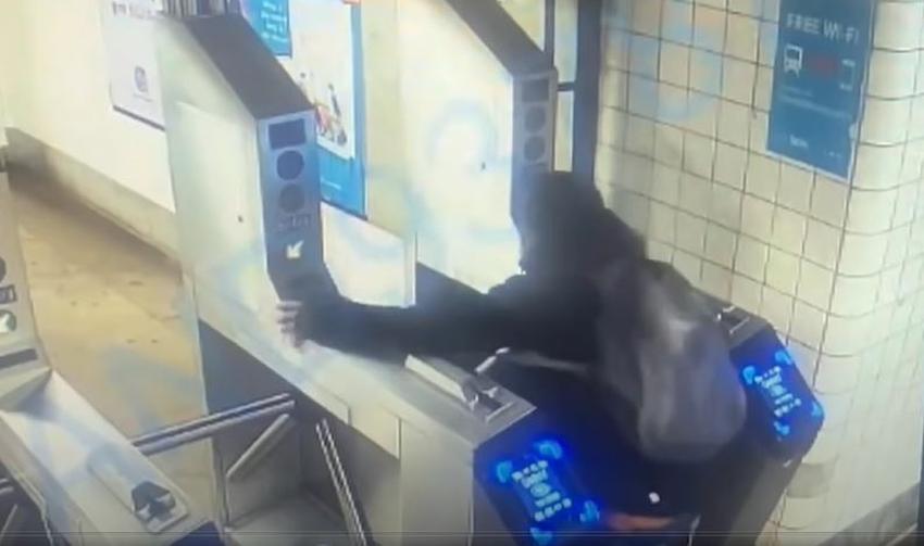 Joven termina muerto tras tratar de no pagar la entrada al metro de Nueva York