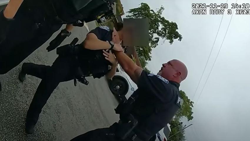 Investigan a policía del sur de la Florida grabado en cámara mientras agarra por el cuello a una oficial