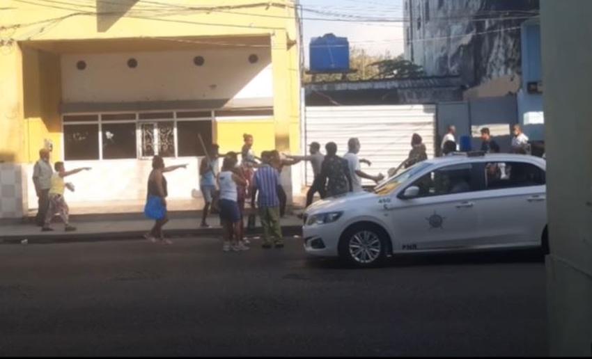Larga espera para comprar pan en Cuba provoca pelea con cuchillos