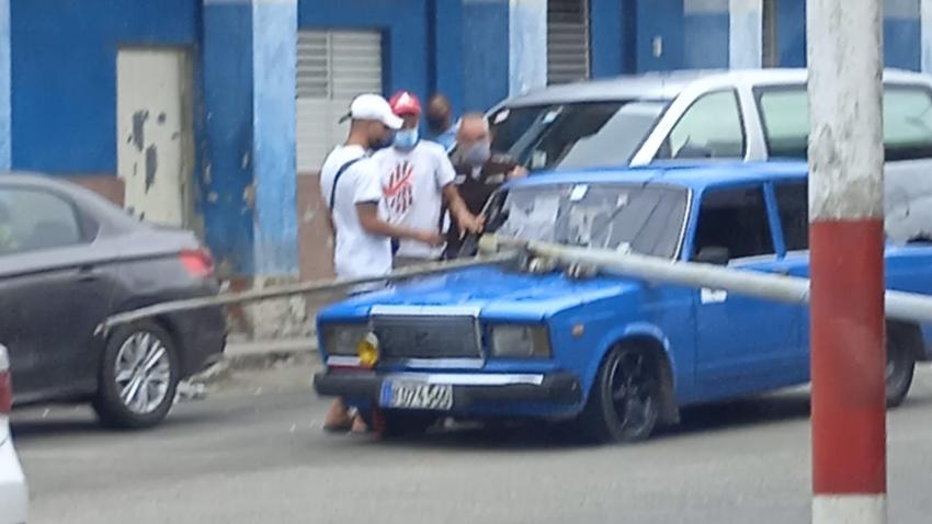 Manejar con cuidado en Cuba no es suficiente, poste de electricidad metálico en la calle cae encima de un auto