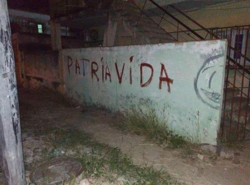 Vuelven a aparecer carteles con consignas en contra del régimen cubano en muros y paredes en una calle de La Habana