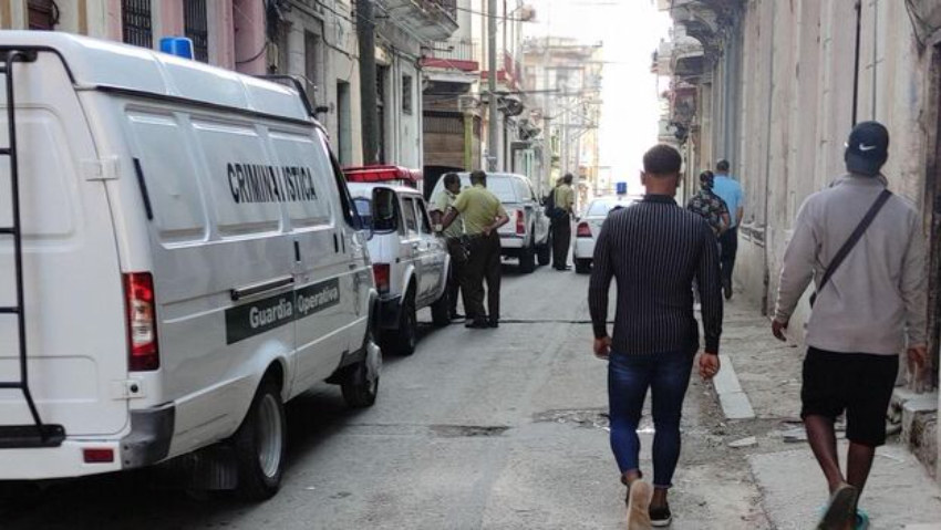 Gran despliegue policial en Centro Habana después que apareciera un letrero de "Patria y Vida" en el asfalto