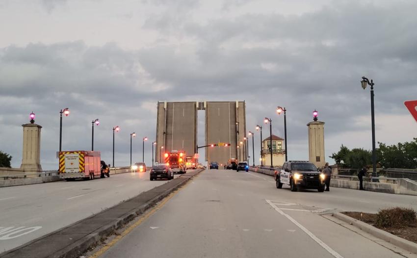 Ciclista del sur de la Florida pierde la vida tras caer de un puente levadizo mientras este subía