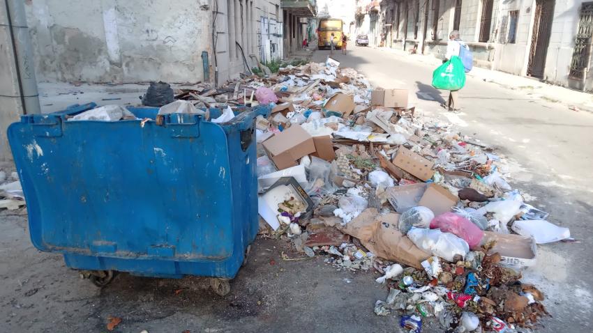 Aparecen nuevas imágenes de tanques de basura desbordados en La Habana, "Esta es la continuidad"