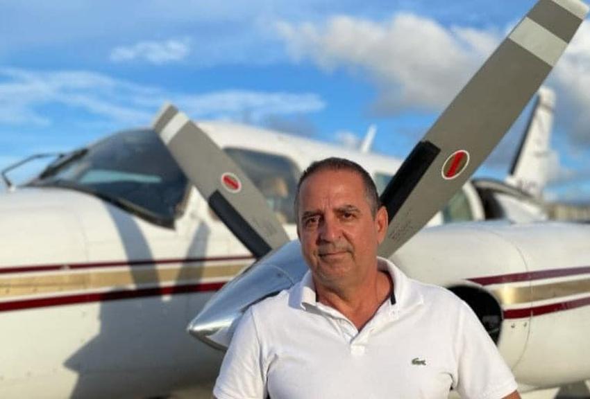 Cubano que llegó a Estados Unidos en una tabla de Windsurf en el año 1990 con solo 17 años, es ahora piloto comercial