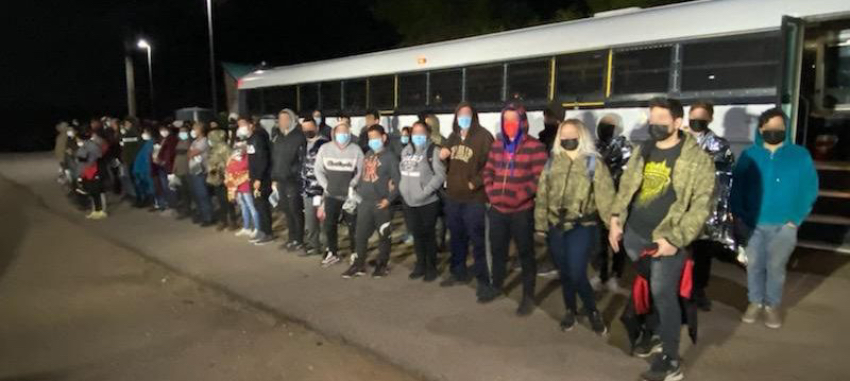 Continúa éxodo silencioso: Más de 50 migrantes cubanos detenidos en el desierto de Arizona