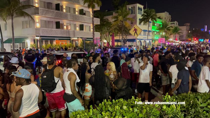 Dueños de negocios en Miami Beach lamentan pérdidas de decenas de miles de dólares por toque de queda impuesto por la ciudad
