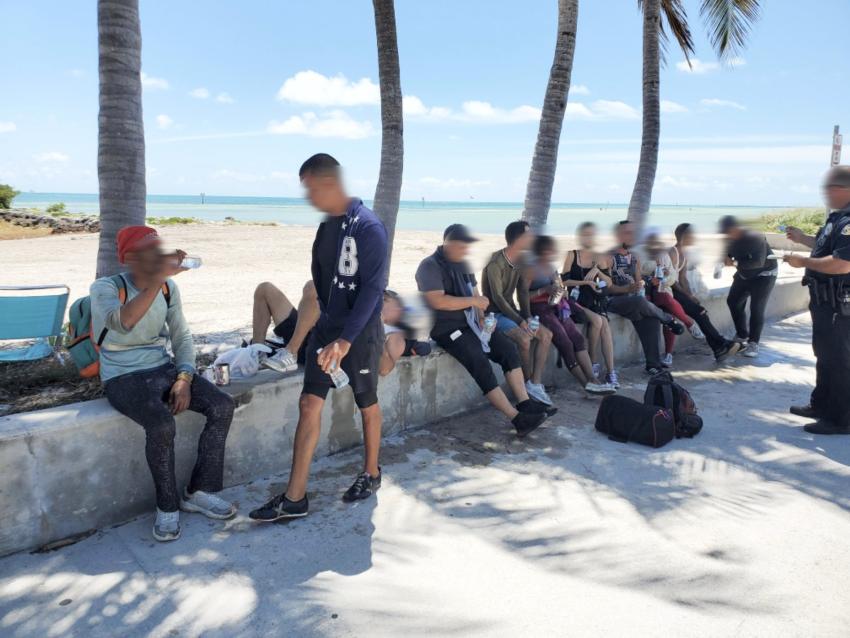 Patrulla Fronteriza detiene a 11 balseros cubanos que desembarcaron en los Cayos de la Florida