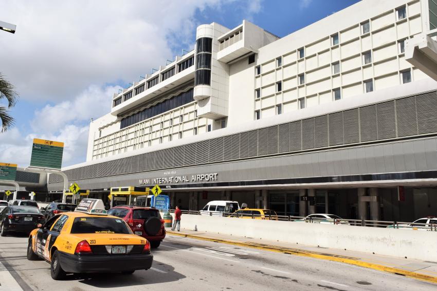 Parqueos en el Aeropuerto de Miami llenos ante la avalancha de pasajeros