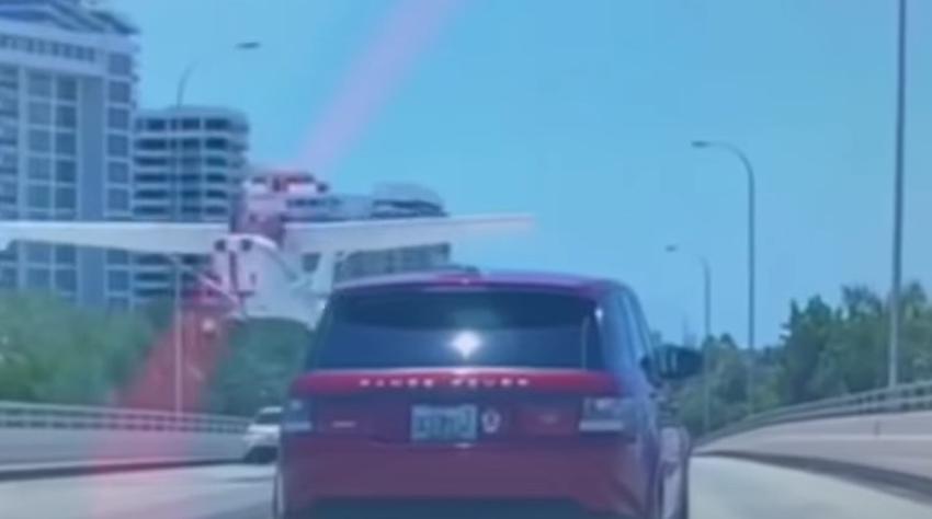 Nuevas imágenes muestran el momento en que el avión que estrelló en un puente de Miami casi golpea a un auto
