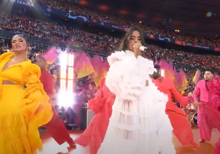 La cubana Camila Cabello se luce en la final de la Champions League en París