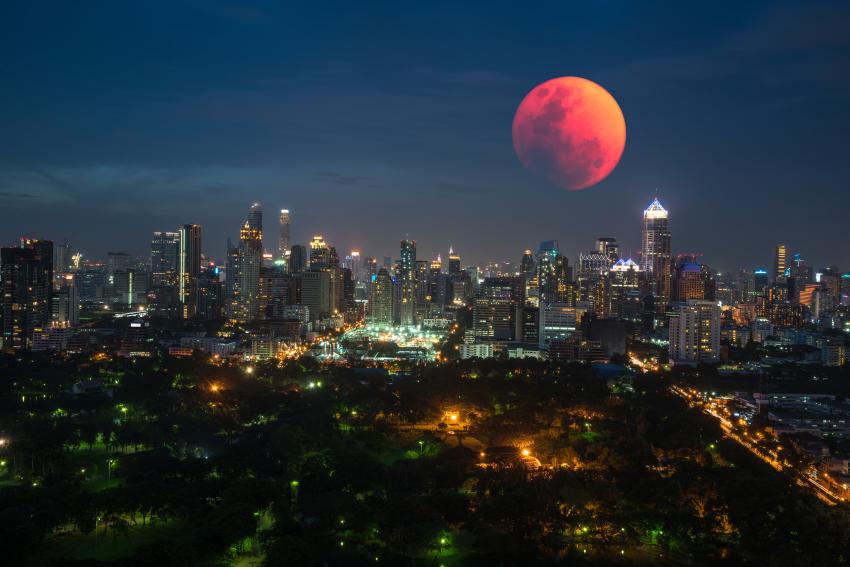 Un eclipse lunar total hará que la luna se vuelva roja. Aquí se explica cómo observarla