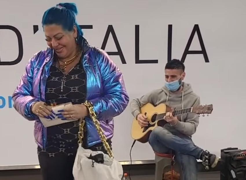 Cantante cubana la Diosa pide que les dejen dinero a los cantantes callejeros, así como lo vivió ella para sobrevivir en Francia