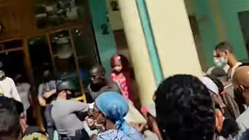 Ladrón es apaleado por cuentapropistas en la calle Galiano, en Centro Habana