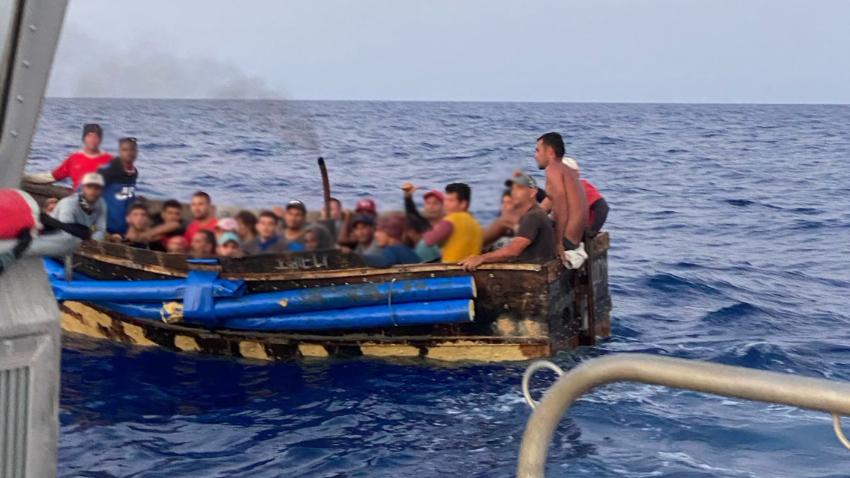 Un bebe cubano que llegaba en un bote rustico cargado de cubanos rumbo a Estados Unidos tuvo que ser llevado al hospital