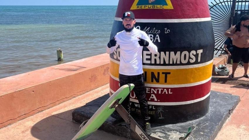Cubano que llegó a Estados Unidos desde Varadero en una tabla de hydrofoil, recupera su equipo tras ser liberado por las autoridades de migración