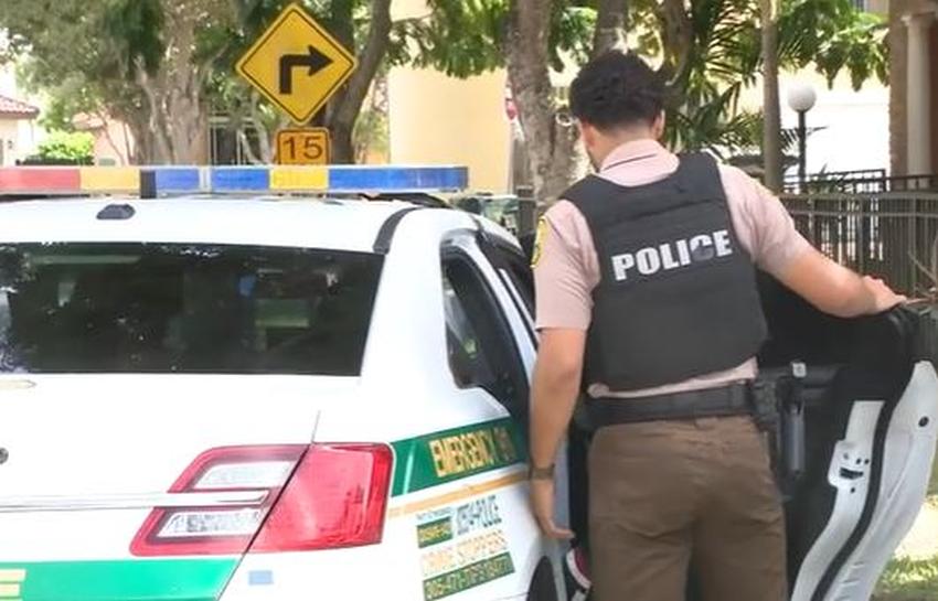 Encuentran a un hombre muerto sumergido en un canal dentro del auto en Miami Springs