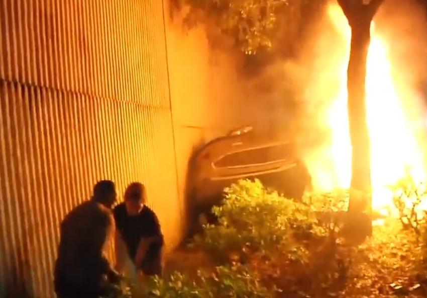 Hombre rescata a una mujer de un auto en llamas en la I-95 al noroeste de Miami