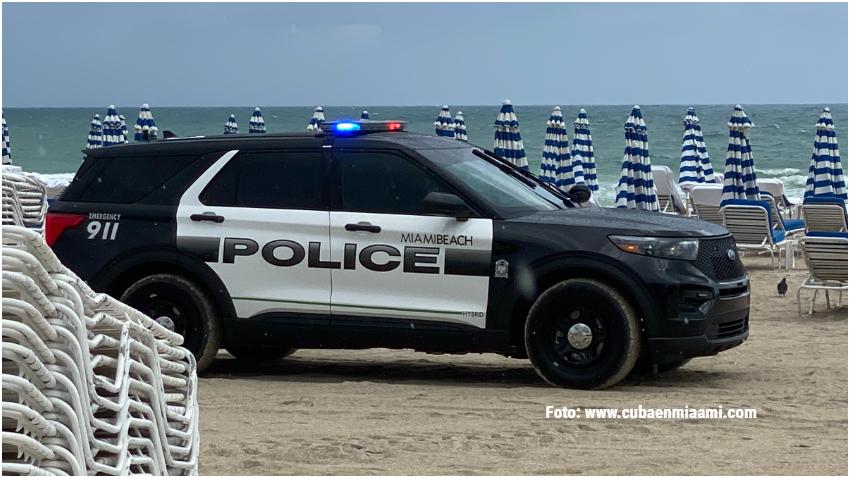 La policía de Miami Beach busca a una mujer que agredió a un turista en la playa