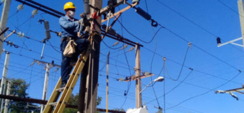 postes electricos y trabajador en cuba