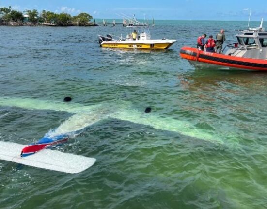 Rescatistas sacan a 2 personas del agua tras accidente aéreo en los Cayos de Florida