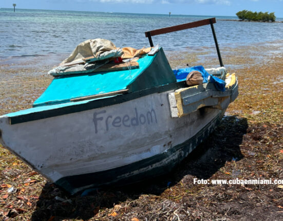 Balseros cubanos llegan a Estados Unidos tras más de una semana en el mar