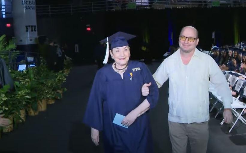 Anciana de Miami de 85 años se gradúa de la Universidad Internacional de Florida