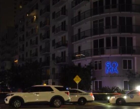 Policía investiga caso de asesinato y suicidio en la calle del barrio de Brickell en Miami