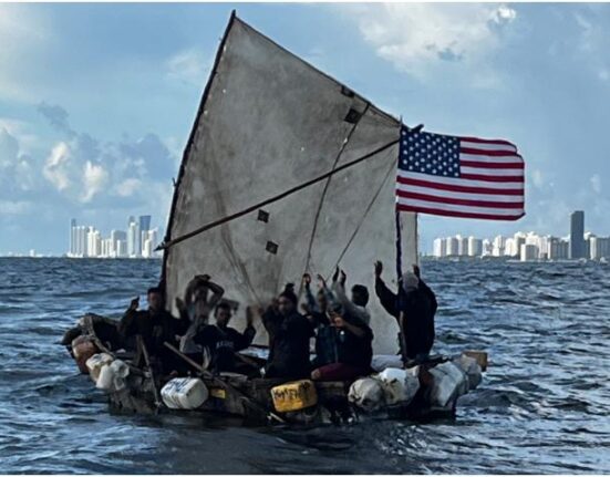 Balseros cubanos llegan al Sur de la Florida con una bandera de Estados Unidos en la balsa