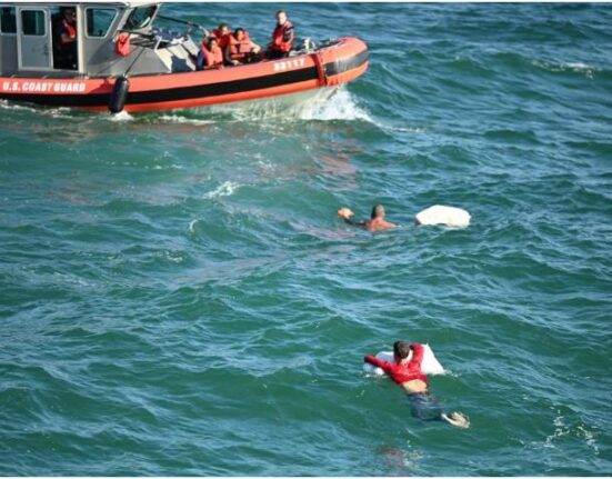 Balseros se lanzan al mar para evitar ser atrapados por la Guardia Costera