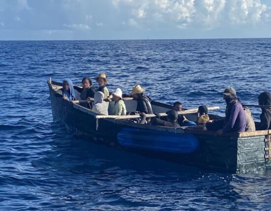 Embarcación cargada de cubanos se vuelca frente a la Guardia Costera de Estados Unidos