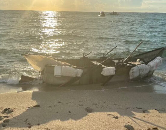 Al menos 15 balseros cubanos detenidos esta mañana tras tocar tierra en Haulover Beach