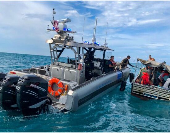 Guardia Costera deporta a 99 cubanos interceptados cerca de las costas de la Florida