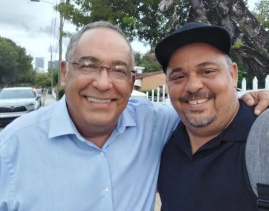 A pocos días de su llegada a Miami, el cineasta cubano Lester Hamlet se reencuentra con su amigo el actor Alberto Pujol