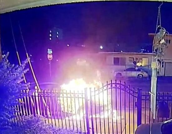 Queda captado en cámara cuando un sospechoso vierte gasolina e incendia el auto de un hombre parqueado frente a su domicilio