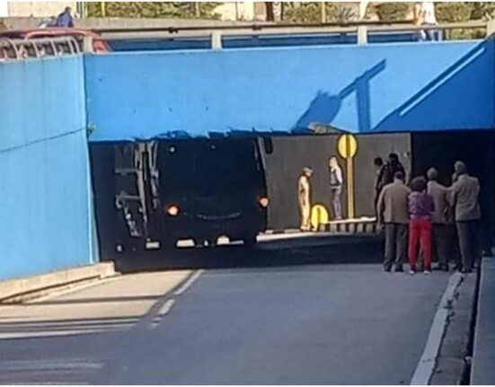 Ómnibus militar queda atrapado a la salida del túnel de La Habana