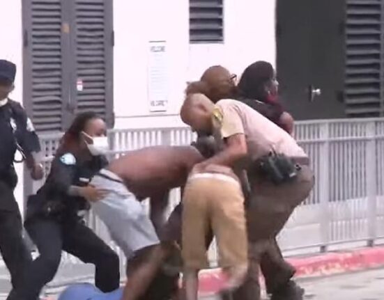 En cámara fuerte pelea entre dos familias a la salida del hospital Jackson en Miami