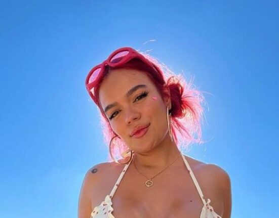 Karol G regresa al otoño enfundada en un diminuto bikini para mantener en sus redes sociales la temperatura alta del recién finalizado verano
