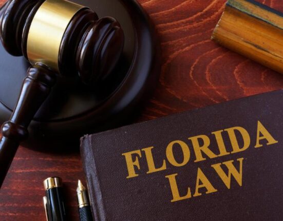 La ley de la Florida establece que el voto del jurado tiene que ser unánime para imponer la pena de muerte
