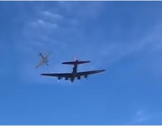 Dos aviones chocan el aire durante un show aéreo
