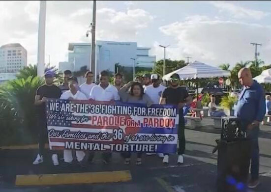 Cubanos con orden de deportación se manifiestan pacíficamente frente al Versailles en Miami