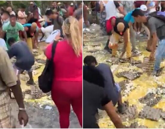 Cartones de huevo caídos de un camión en una calle de Cuba provoca una avalancha de personas buscando llevarse algunos