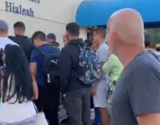 Largas filas de migrantes cubanos recién llegados en las oficinas para recibir ayudas en Miami