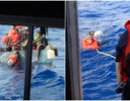 Guardia Costera rescata del mar a un balsero cubano cuando fue interceptada la embarcación en que viajaba con otros