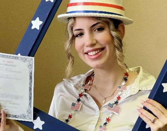 Ejemplo de joven cubana empleada de US Bank en Kentucky rompe barreras y ahora celebra su ciudadanía